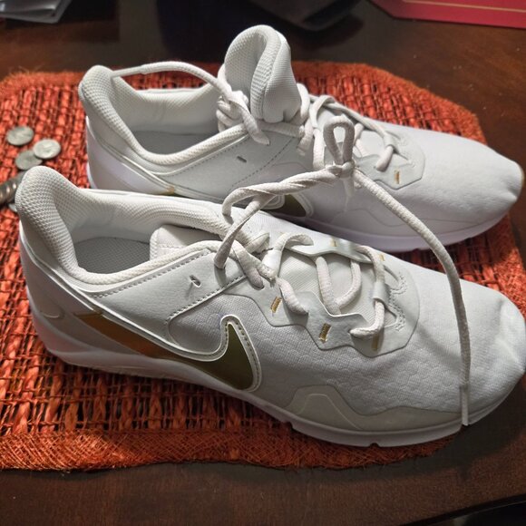 Nike Legand Ladies Essential shoe size US 10, white and gold - Picture 2 of 4